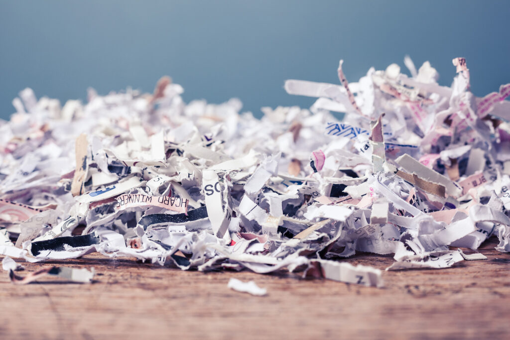 Papiersnippers van vernietigde documenten, klaar om gerecycleerd te worden